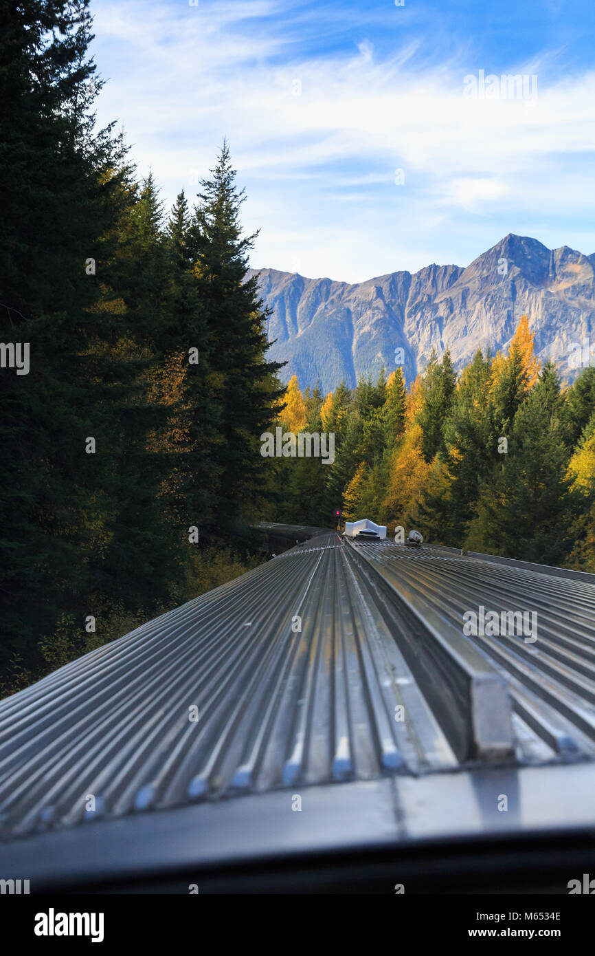 Über die Schiene der Kanadischen Zug durch die Rocky Mountains Stockfoto