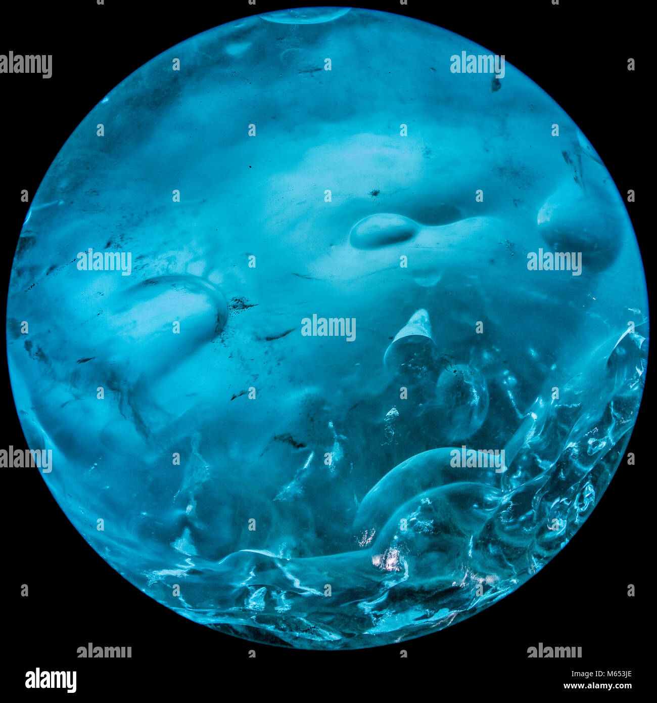 Die Crystal Cave, Breidamerkurjokull Gletscher, Island. Emerald Blue Ice und Asche ist Teil der Breidamerkurjokull. Stockfoto