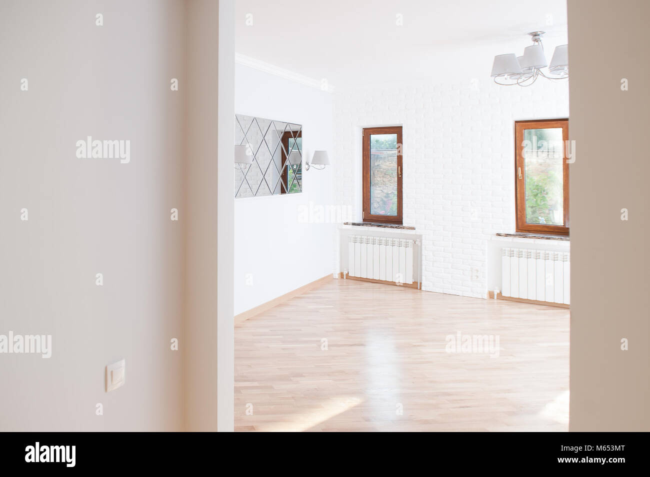 Helle, schöne Wohnung in einem neuen Wohnhaus Stockfoto