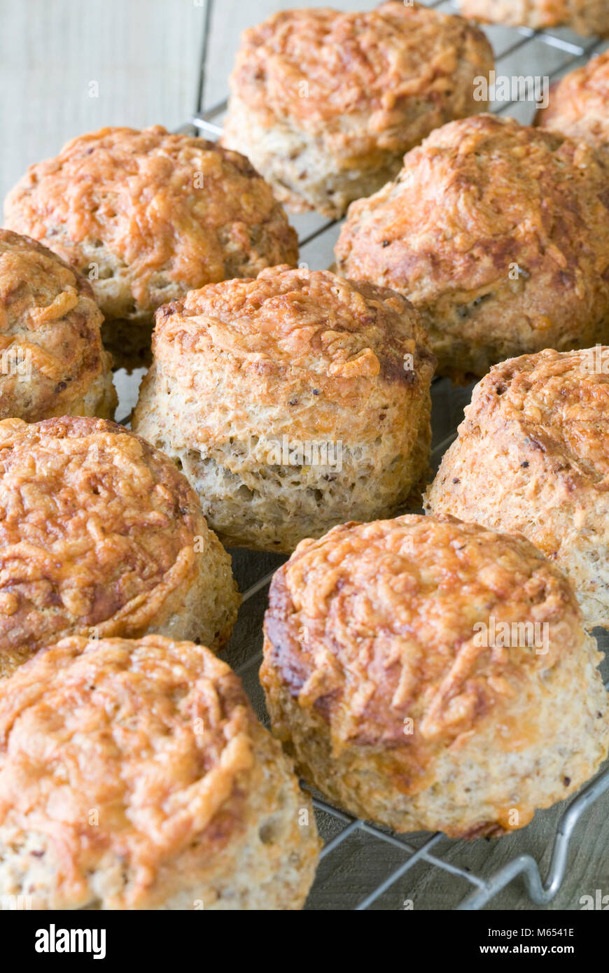 Frisch gebackenen Käse scones Kühlung in einem Draht Fach. Stockfoto