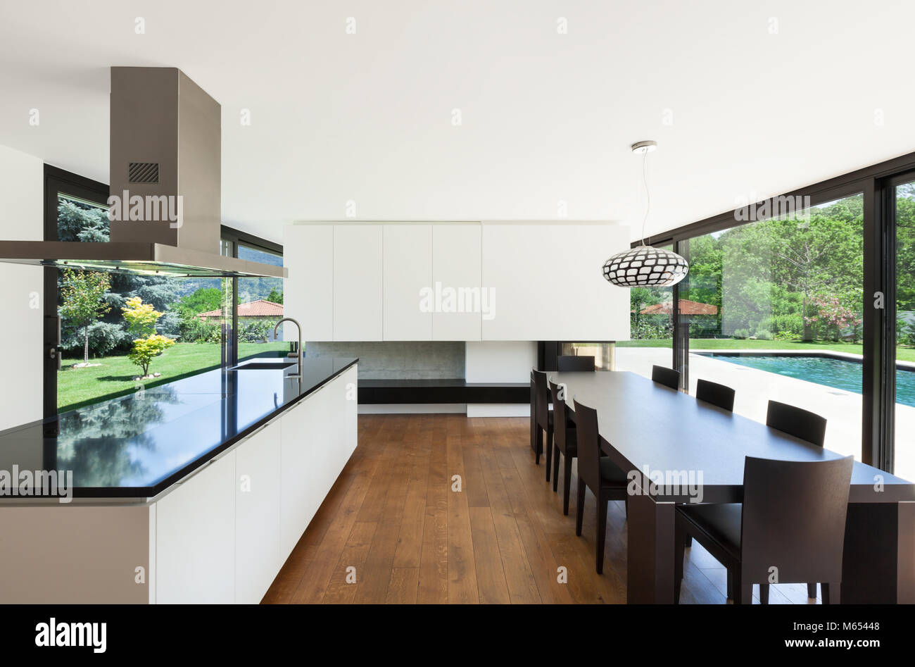 Moderne Villa, Interieur, schönes Esszimmer mit Küche Insel Stockfoto