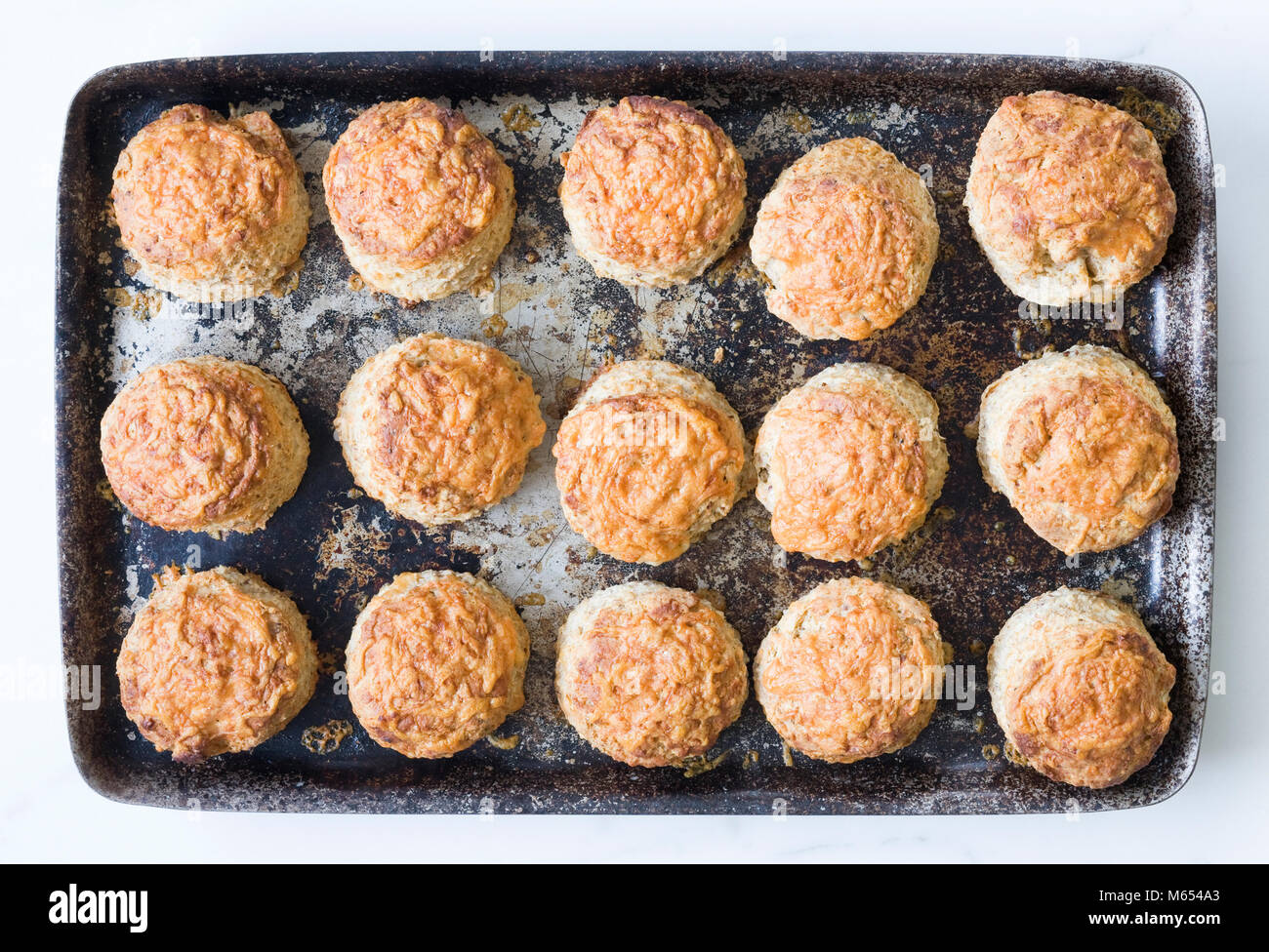Frisch Gebackenen Kuchen über Nacht Lagern Cooked food -Fotos und -Bildmaterial in hoher Auflösung – Alamy