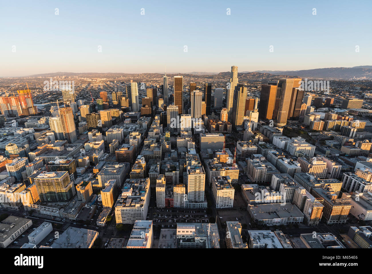 Los Angeles, Kalifornien, USA - 20. Februar 2018: Am frühen Morgen Luftaufnahme von Straßen und Gebäuden in der Innenstadt von LA städtischen Kern. Stockfoto