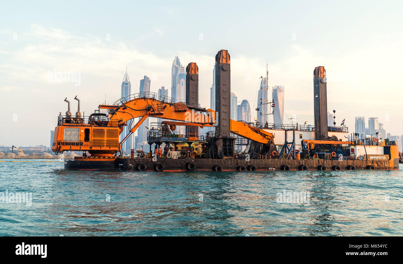 27. Dezember 2017 - Dubai, UAE. Plattform für die Sandbaggerei verwendet, schwebenden rund um den Jachthafen. Stockfoto