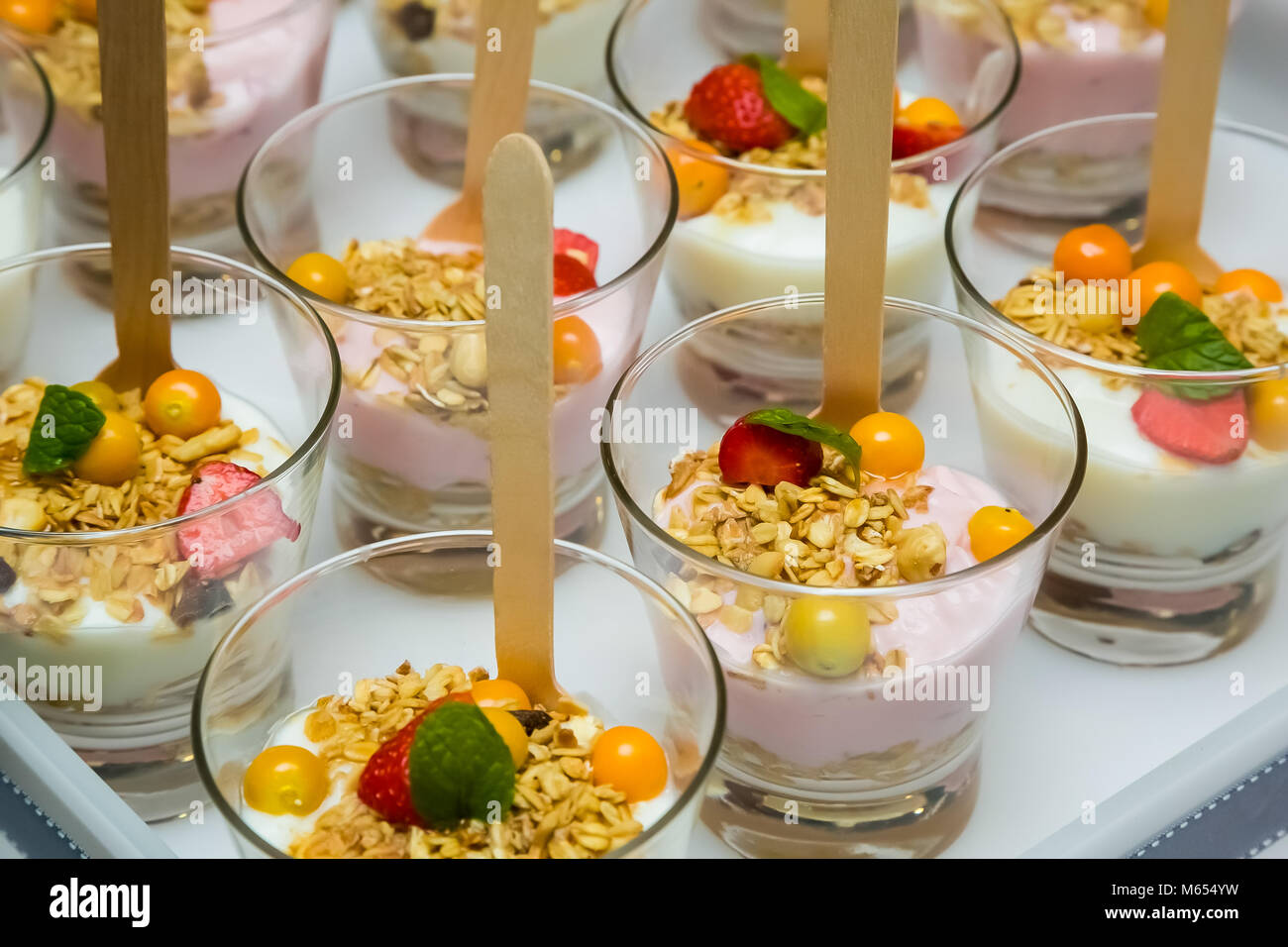 Frühstück Beeren in Joghurt mit Müsli in einem Glas, Catering bei  Veranstaltungen oder Funktion Stockfotografie - Alamy