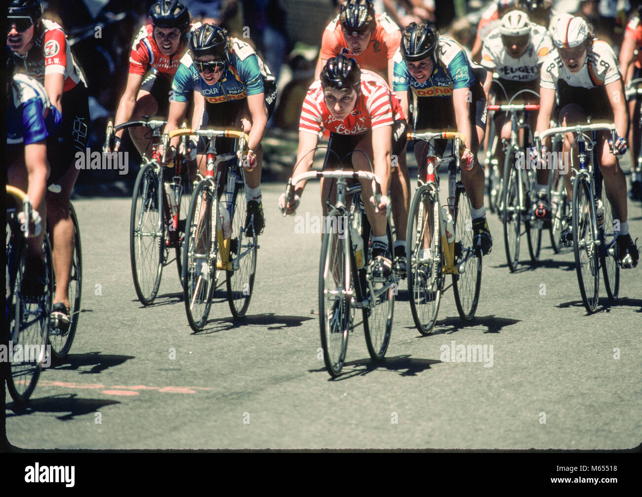 Der französische Frau Radfahrer Jeannie Longo (Gestreifte rote und weiße Jersey) an den Coors Internationale Fahrrad klassischen Radrennen am 12. August 1985 in Boulder, CO. Foto von Francis Specker Stockfoto