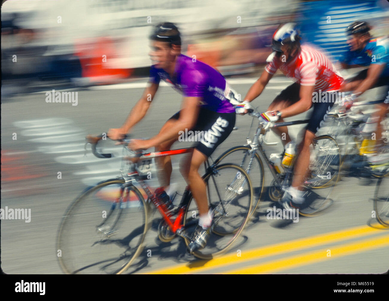 Amerikaner Andy Hampsten, Links, racing, sein Fahrrad mit Greg Lemond an den Coors Internationale Fahrrad klassischen Radrennen am 11. August 1985 in Vail, CO. Foto von Francis Specker Stockfoto