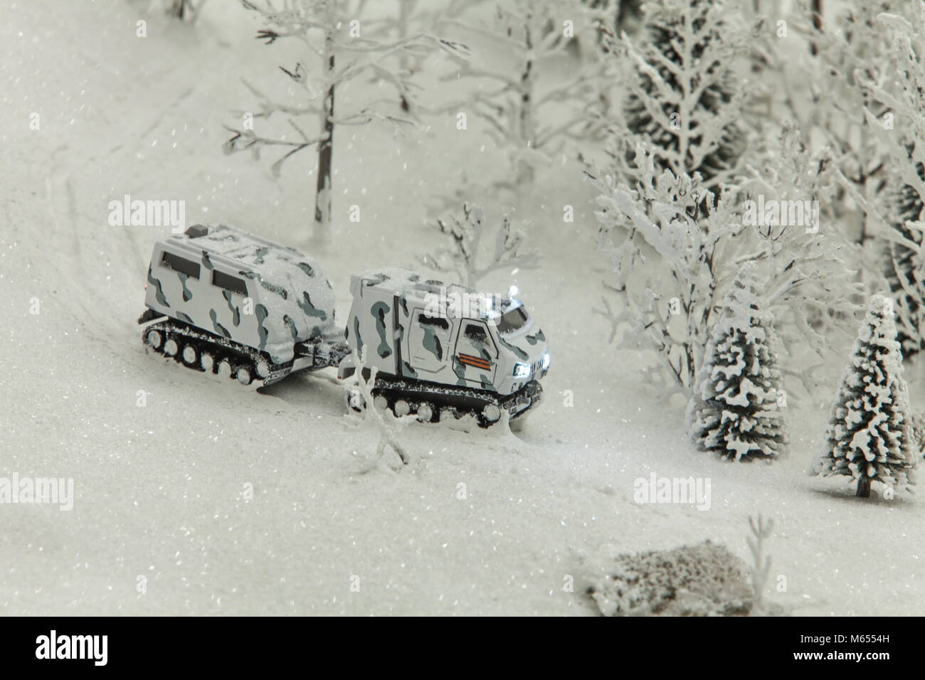 Winter, Militär caterpillar Geländewagen getarnt Stockfoto