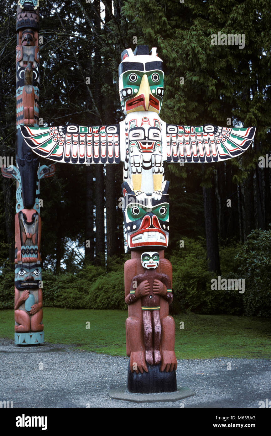 THUNDERBIRD HAUS POST TOTEM POLE VOGEL OBEN UND GRIZZLY HOLDING MENSCHLICHEN UNTEN STANLEY PARK VANCOUVER KANADA - 186654 LGA001 HARS BC BRITISH COLUMBIA BROCKTON POINT ERSTE NATIONEN VOLKSKUNST GRIZZLY GRIZZLY BÄR ALTMODISCHE THUNDERBIRD VANCOUVER BEMALTEN Stockfoto