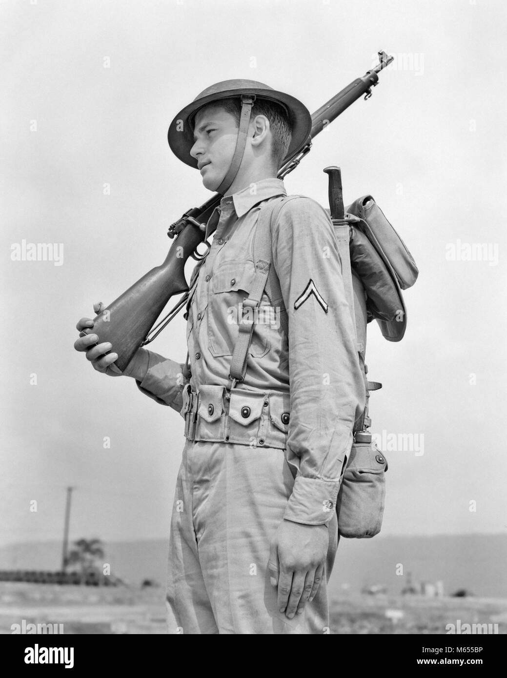 1940 amerikanischen Soldaten Gewehr auf der Schulter tragen HELM KHAKI UNIFORM MIT PRIVATE FIRST CLASS Streifen am Ärmel - eine 2360 HAR 001 HARS NOSTALGIE KANTINE HÜLSE 20-25 JAHRE HISTORISCHE PRIVATE ABENTEUER SCHUTZ AUFMERKSAMKEIT AUFREGUNG NIEMAND WELTKRIEGE JAHRE WELTKRIEG WELTKRIEG 18-19 ZWEI ZWEITEN WELTKRIEG UNIFORMEN GEWEHRE WELTKRIEG 2-GANG FEUERWAFFE FEUERWAFFEN KHAKI MÄNNER junger Erwachsener MAN B&W BAJONETT SCHWARZ UND WEISS SCHRAUBE AKTION KAUKASISCHEN ETHNIE PFLICHT FIRST CLASS GUARDING ALTMODISCHE PERSONEN, PRIVATE FIRST CLASS der rechten Schulter ARME SPRINGFIELD GEWEHR GURTBAND Stockfoto