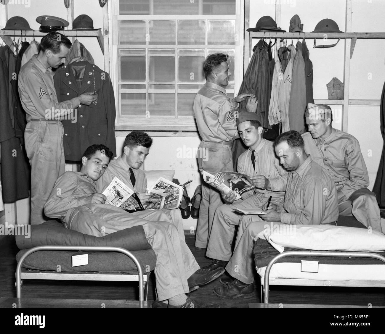 1940 amerikanische Soldaten in die Kasernen lesen Zeitschriften und Comics - ein 5636 HAR 001 HARS TRUPPEN UNIFORMEN WELTKRIEG 2 kleine GRUPPE VON MENSCHEN ETAGENBETTEN ETAGENBETTEN Männer an der Mühelosigkeit B&W KASERNE SCHWARZ UND WEISS LANGEWEILE ETAGENBETT KAUKASISCHEN ETHNIE DIENSTFREI ALTMODISCHE PERSONEN Stockfoto