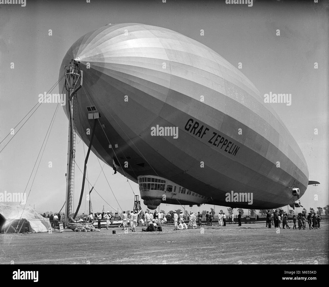1920er Jahre 1930er Jahre deutsche Luftschiff GRAF ZEPPELIN MINEN FELD LOS ANGELES CA USA - asp gp 66 ASP001 HARS GRAF ZEPPELIN Wasserstoff gefüllt, LEICHTER ALS LUFT LOS ANGELES LZ-127 MINEN ALTMODISCHE BEIFAHRER starren Luftschiff ZEPPELIN Stockfoto