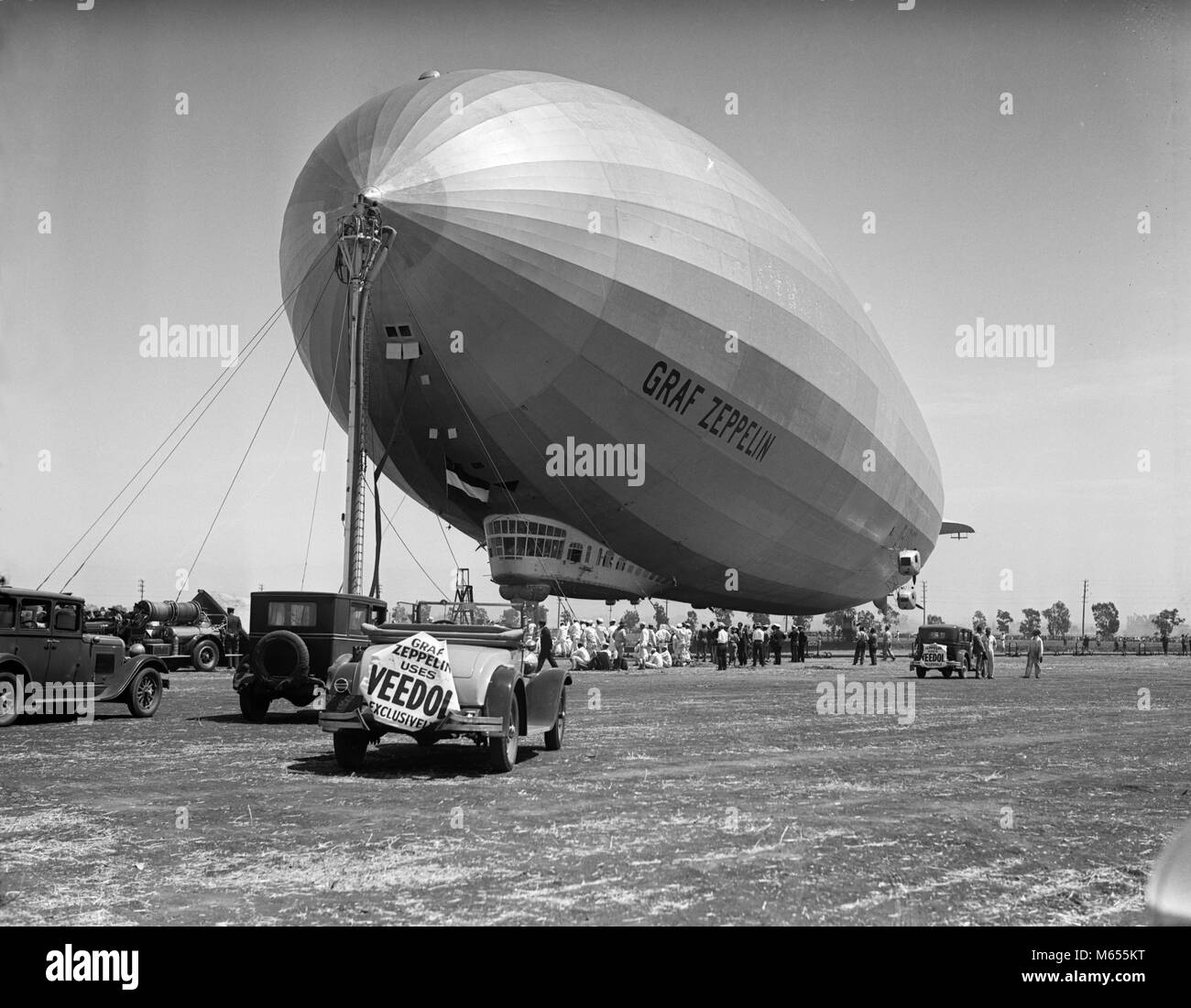 1920er Jahre 1930er Jahre AUGUST 1929 GRAF ZEPPELIN LUFTSCHIFF BEIFAHRERSEITE AN MINEN FELD LOS ANGELES CA USA - asp gp 70 ASP001 HARS GRAF ZEPPELIN WASSERSTOFF GEFÜLLT LAX LOS ANGELES LZ 127 MINEN ALTMODISCHE BEIFAHRER starren Luftschiff ZEPPELIN Stockfoto
