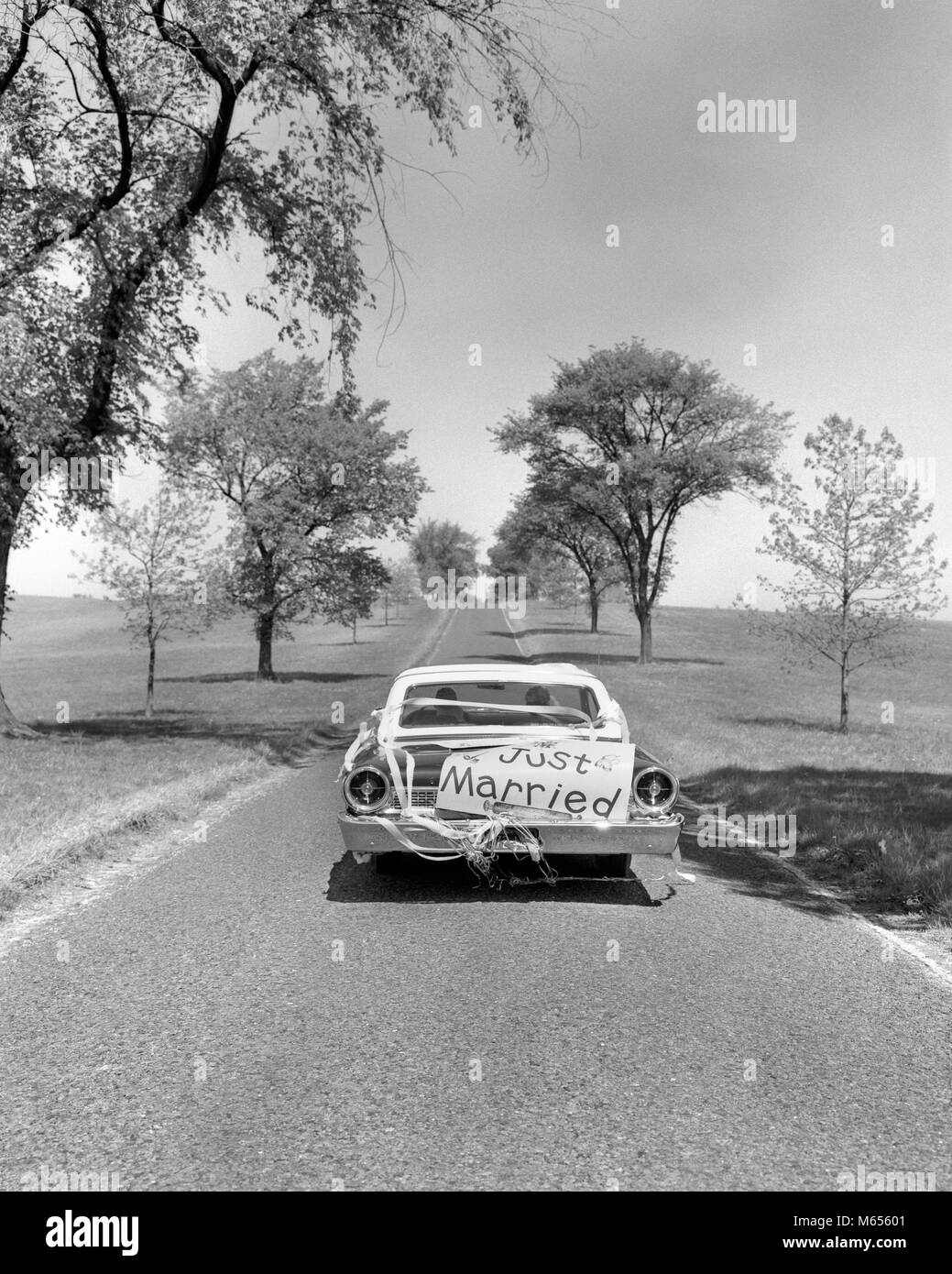 1960er frisch verheiratet Braut und Bräutigam der FAHRT IN AUTO-b 21017 HAR 001 HARS SPIRITUALITÄT VERTRAUEN TRANSPORT NOSTALGIE ZWEISAMKEIT 20-25 Jahre 25-30 JAHRE ERFOLG TRÄUME FRAUEN GLÜCK ABENTEUER MUT AUTOS AUFREGUNG 18-19 JAHRE RICHTUNG GELEGENHEIT AUTOMOBILE ESCAPE FAHRZEUGE gerade geheiratet Mitte - Mitte - erwachsenen Mann Mitte der erwachsenen Frau junger erwachsener Mann JUNGEN ERWACHSENEN FRAU B&W schwarze und weiße Braut und Bräutigam ALTMODISCH Stockfoto