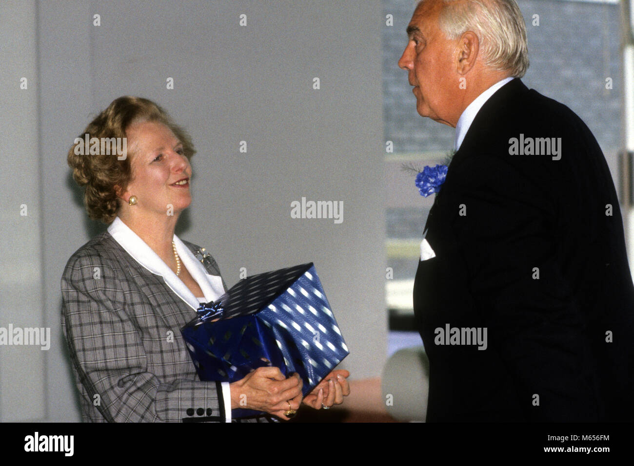 Die britische Premierministerin Margaret Thatcher ein Geschenk von BBC Vorsitzender Marmaduke Hussey am Radio Times Enterprise Awards für Kleine und Mittlere Unternehmen 1987 Stockfoto