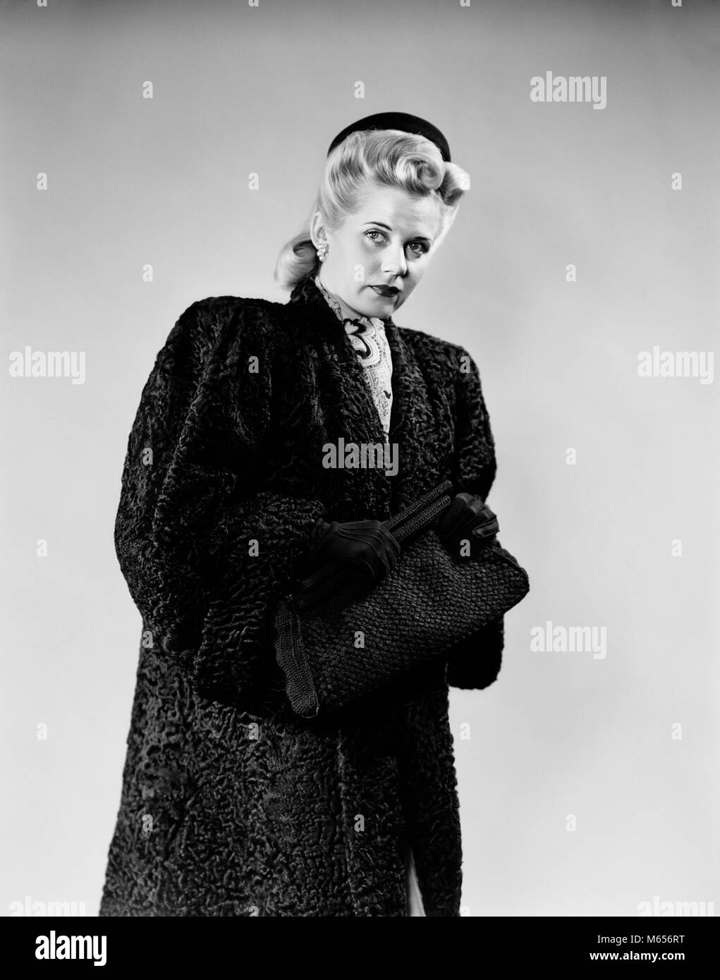 1940 blonde Frau tragen LÄMMER WOLLMANTEL UNSICHER VERDÄCHTIG AUSSEHEN FILM NOIR FÜHLEN - f 4069 HAR 001 HARS 20-25 Jahre 25-30 JAHRE ABENTEUER STILE AUFREGUNG FRISUR MODE NOIR ESCAPE GESICHTSAUSDRUCK FÜHLEN LÄMMER Mitte - Mitte - erwachsenen Mann SCHULTERPOLSTER B&W SCHWARZ UND WEISS KAUKASISCHEN ETHNIE FILM NOIR ALTMODISCHE PERSIANER PERSONEN VERDÄCHTIGE UNSICHER SIEG ROLL Stockfoto