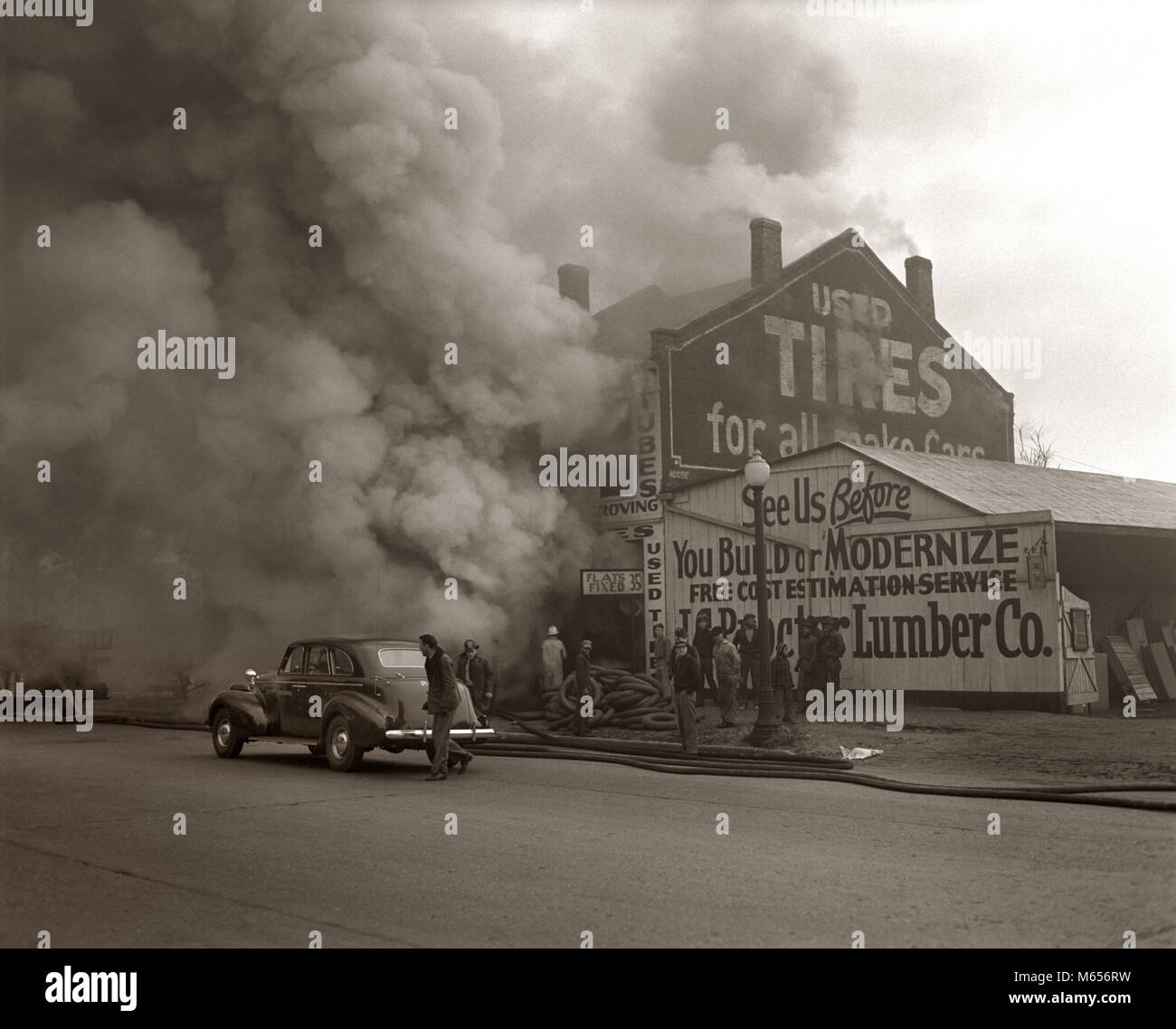 1940 RAUCH UND FEUER WOGENDEN AUS EINEM BRENNENDEN INDUSTRIAL COMMERCIAL BUILDING-f4374 HAR 001 HARS GEFÄHRDETE GEBÄUDE WARM FEUERWEHRMANN TRANSPORT NOSTALGIE TRAURIGKEIT FEUERWEHRMANN DISASTER BERUF STRUKTUR GEFÄHRLICHE EIGENSCHAFT SMOKEY UND AUFREGUNG AUSSEN NIEDRIGEN WINKEL ANLASS RISKANT WOGENDEN UNTERNEHMEN MENSCHEN BERUFE EDIFICE GRUPPE VON MENSCHEN BRÄNDE BAUHOLZ MÄNNER B&W SCHWARZ UND WEISS SCHADEN FEUERWEHR ALTMODISCHE PERSONEN SLOGANS Stockfoto