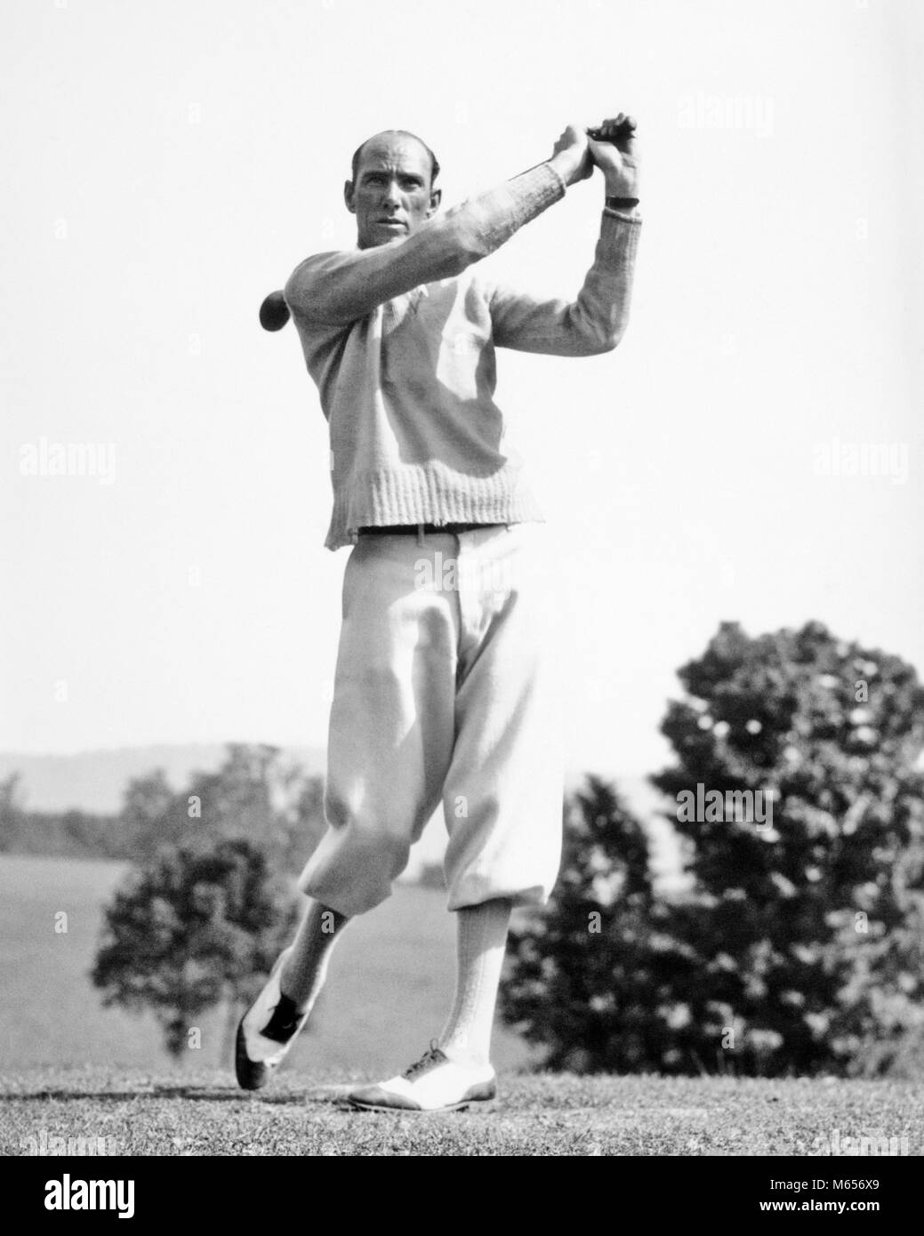 1920er Jahre 1930er Jahre MANN GOLFSPIELER TRAGEN KNICKERBOCKER UND PULLOVER SCHWINGEN FAHRER CLUB-g 3641 HAR 001 HARS GESUNDHEIT EINER PERSON NUR ATHLETIK KOPIE RAUM VOLLER LÄNGE körperliche Fitness Golf spielenden ATHLETISCHE BERUF NOSTALGIE 30-35 Jahre 35-40 JAHRE ZIELE AKTIVITÄT KURS BESETZUNG PHYSIKALISCHE VERSTÄRKUNG GEWICHTSVERLUST HOBBY FREIZEIT STILE HOSE SELBSTACHTUNG KARRIERE FREIZEIT SCHWINGEN DER PSYCHISCHEN GESUNDHEIT MODE HONEN FÄHIGKEITEN ATHLETEN FLEXIBILITÄT MUSKELN Herz-kreislauf VERBESSERN PLUS FOURS ZWEIFARBIGES MÄNNER Mitte - Mitte - erwachsenen Mann ZUSCHAUER SCHUH ZWEI TON AMATEUR B&W SCHWARZ UND WEISS LATZHOSEN KAUKASISCHEN ETHNIE Stockfoto
