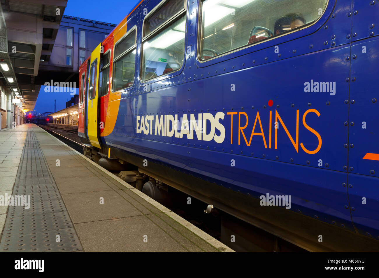 Stagecoach East Midlands Trains Logo auf einem Klasse 153 Pkw-Sprinter am Bahnhof Derby 153302 Arbeiten das Derby 1842 - Crewe service Stockfoto