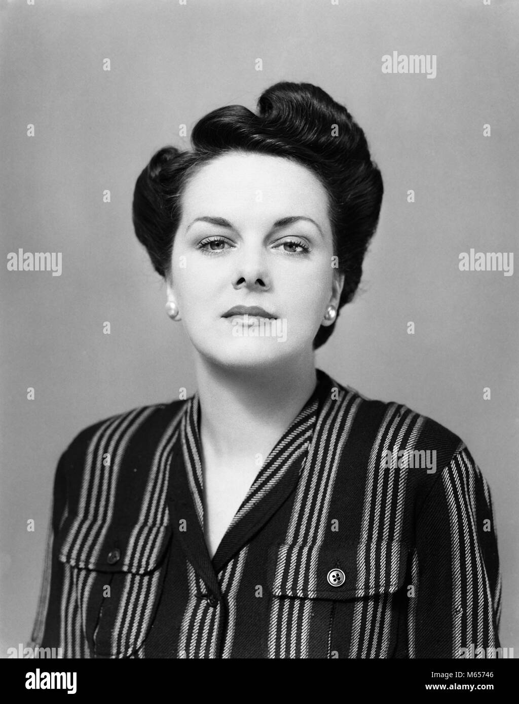 1940 Portrait brünette Frau gestreifte Bluse ernsten Gesichtsausdruck - g 881 HAR 001 HARS ZUGESCHNITTEN SMART CHIC MITTE NACH MITTE DER ERWACHSENEN FRAU B&W SCHWARZ UND WEISS DIREKTEN BLICK AUF KAMERA ALTMODISCHE PERSONEN SIEG ROLL Stockfoto