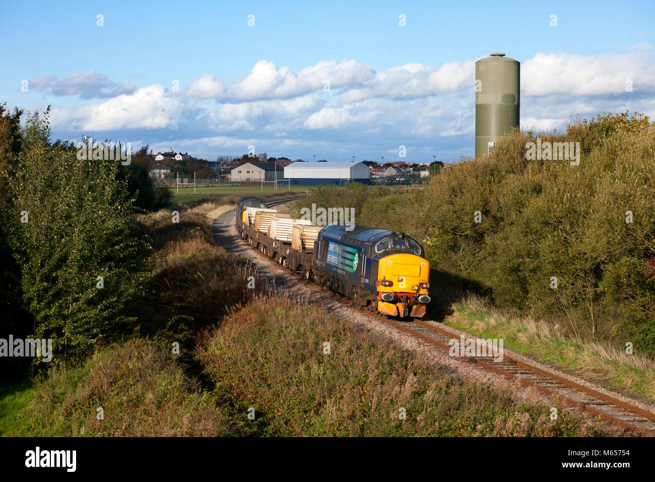 2 Direct Rail Services Lokomotiven der Baureihe 37 auf der Heysham-Nebenstrecke mit Kernkolben vom Heysham-Kraftwerk Stockfoto