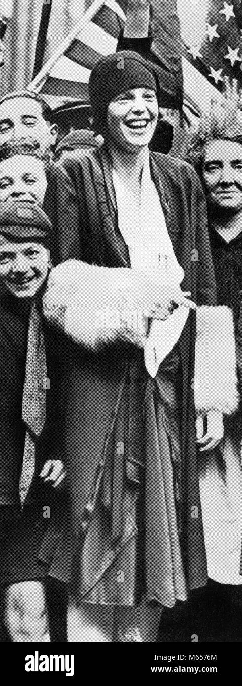 1920er Jahre 1930er Jahre die Hälfte TON DER lächelnde Amelia Earhart-h9657 CPC 001 HARS DAMEN ENDE INSPIRATION TRANSPORT NOSTALGIE AUGENKONTAKT 25-30 Jahre 30-35 Jahre historische PILOTEN GLÜCK FRÖHLICHEN ABENTEUER STILE MUT BEGEISTERUNG FÜHRUNG LÄCHELT FRÖHLICH MODEN AVIATOR FLIEGERIN KLEINE GRUPPE VON MENSCHEN MITTE nach Mitte der erwachsenen Frau transatlantischen Amelia Amelia Earhart B&W SCHWARZ UND WEISS KAUKASISCHEN ETHNIE EARHART JUNI BERUFE ALTMODISCHE PERSONEN Stockfoto
