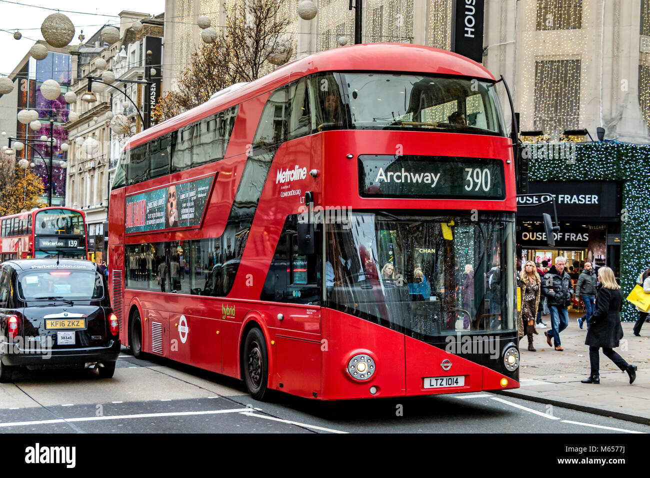 Ein Bus der Linie 390 auf dem Weg nach Archway auf der Londoner Oxford Street, London, Großbritannien Stockfoto