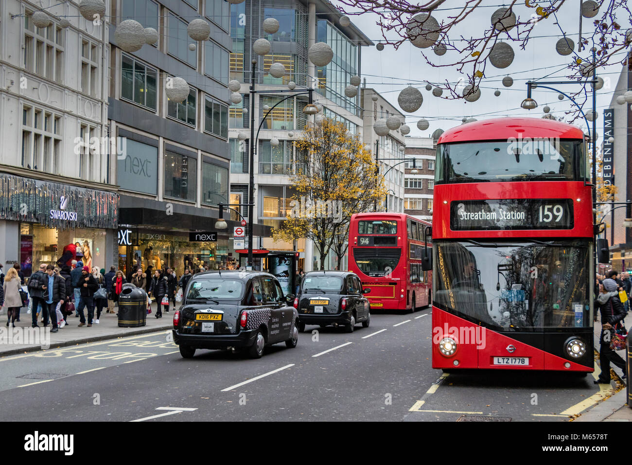 Ein Bus der Linie 159 nach Streatham, an einer Bushaltestelle in London, Oxford Street, London, Großbritannien Stockfoto