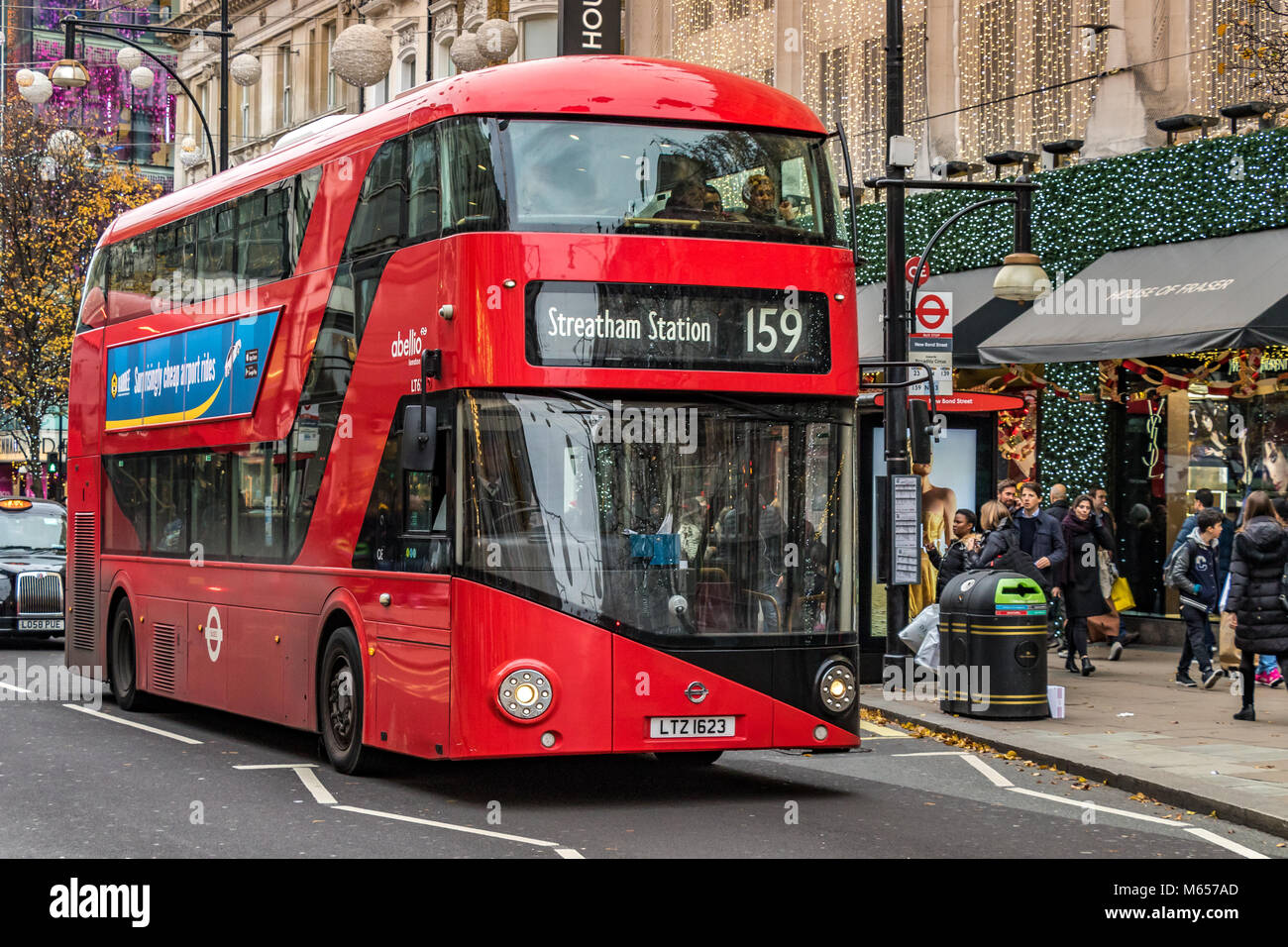 Nr. 159 Bus auf der Oxford Street, London zur Weihnachtszeit, roten Londoner Busse Arbeiten sind ein iconic Symbol von London, Oxford Street, London, UK Stockfoto