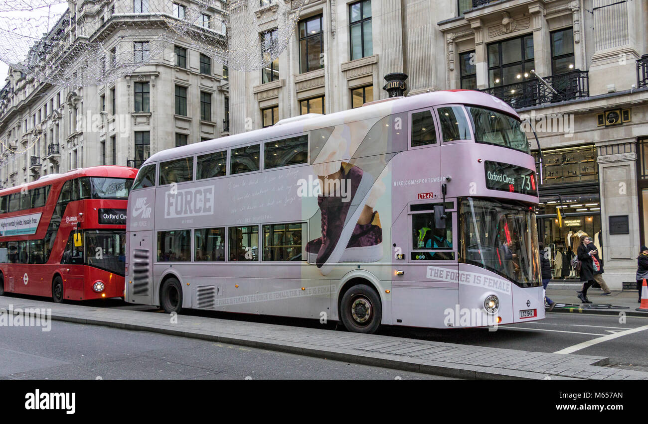 Der London Bus Nr. 73 fährt entlang der Regent Street, mit einem kompletten Nike Werbeband, London W1 Stockfoto