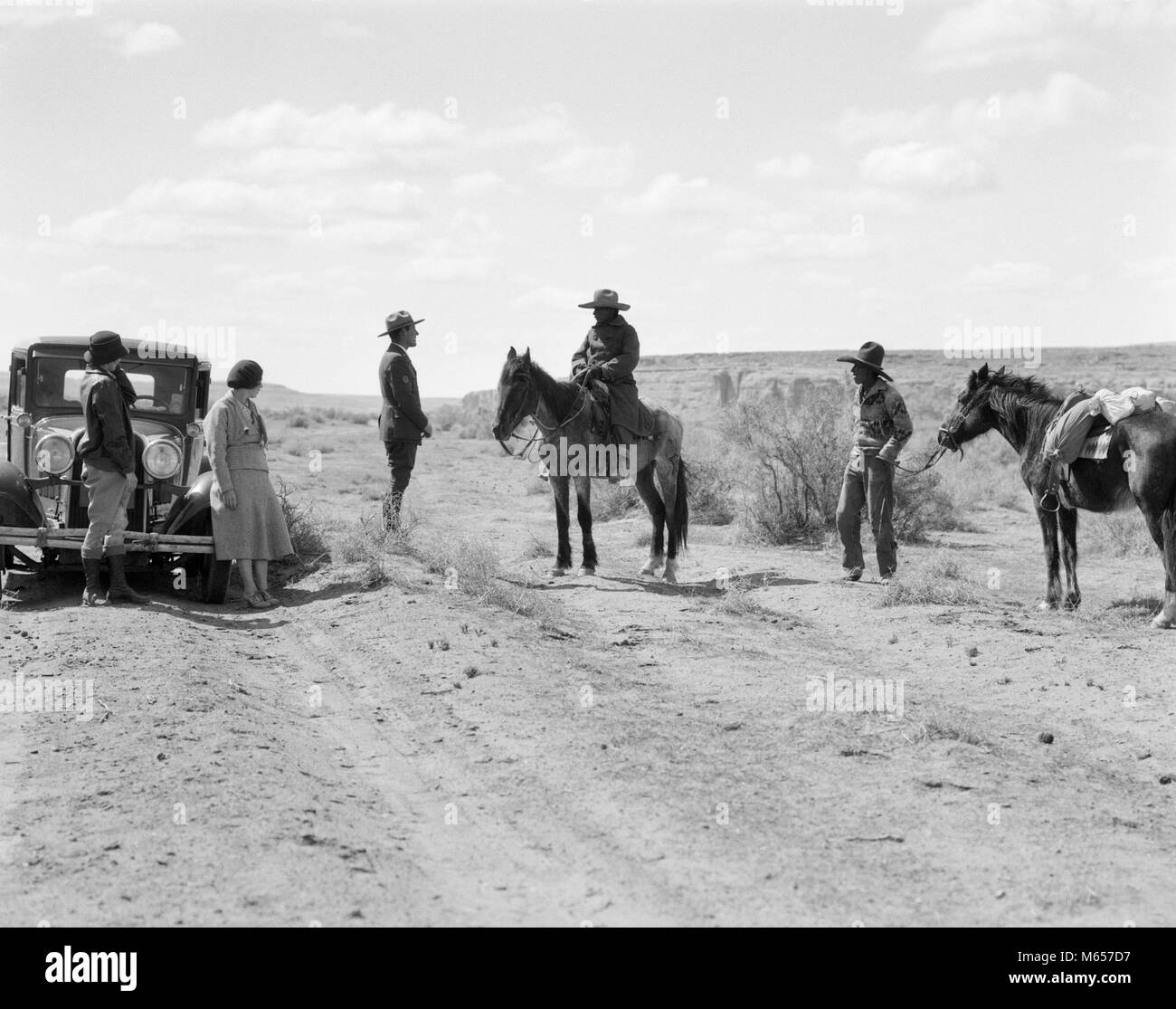 1930er Jahre ZWEI NAVAJO MÄNNER MIT PONYS STOP SPRECHEN ZU PARK RANGER MIT ZWEI FRAUEN TOURISTEN-i 1188 HAR 001 HARS AUTOMOBIL SPRECHEN NAVAJO TIERE TRANSPORT NOSTALGIE NORDAMERIKA NORDAMERIKA ZWEI TIERE SÄUGETIERE AUTOS PARKS BEHÖRDE TOURISTEN ZUSAMMENARBEIT ARIZONA AUTOMOBILE FAHRZEUGE BESUCHEN NATIVE AMERICAN KLEINE GRUPPE VON MENSCHEN NATIONAL PARK MÄNNER SÄUGETIER NATIONAL PARK SERVICE NATIVE AMERICANS B&W SCHWARZ UND WEISS KAUKASISCHEN ETHNIE INDIGENEN ALTMODISCHE PERSONEN PONYS RANGER, STAATEN VON AMERIKA Stockfoto