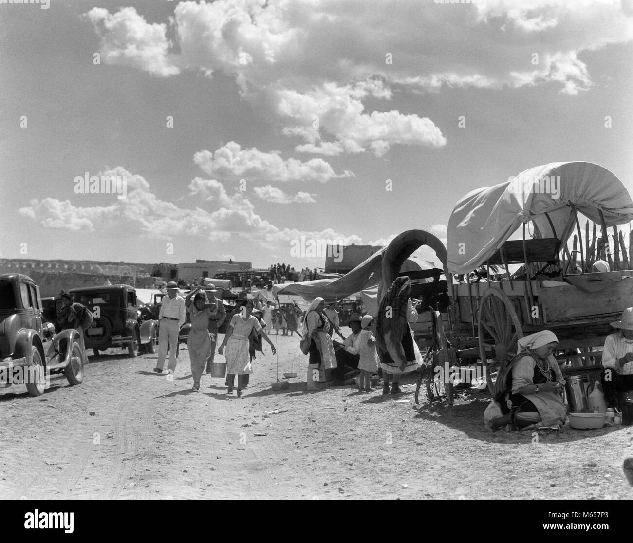 1930er Jahre MENSCHEN, DIE SICH FÜR NATIVE AMERICAN INDIAN CORN DANCE UND FIESTA LAGUNA PUEBLO COLORADO USA-i 1819 HAR 001 HARS NOSTALGIE SCHATTEN LANDWIRTSCHAFT SAMMELN SONNENSCHEIN AUFREGUNG KULTUR WAGEN NATIVE AMERICAN PUEBLO PLANWAGEN MÄNNER NATIVE AMERICANS NEW YORK B&W SCHWARZ UND WEISS FIESTA LAGUNA ALTMODISCHE PERSONEN Stockfoto