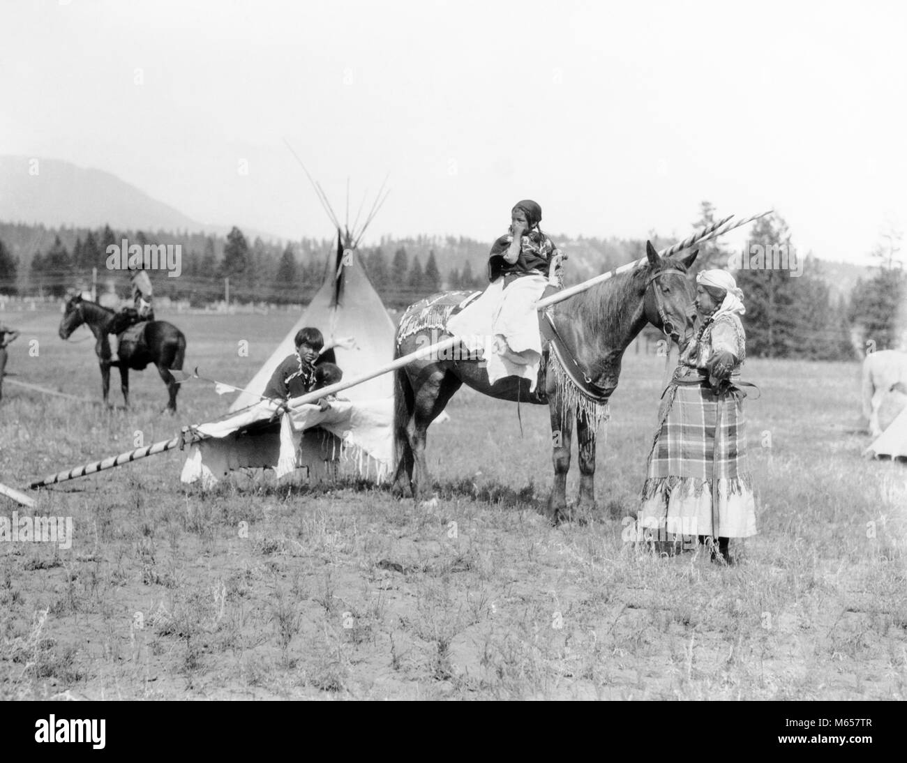 1920 NATIVE AMERICAN SIOUX FAMILIE FRAU MUTTER KINDER VON TIPI MÄDCHEN TOCHTER ZU PFERD - ich 82 HAR 001 HARS KOPIE RAUM VOLLER LÄNGE DAMEN TÖCHTER INDIANER SIOUX TIERE GESCHWISTER SCHWESTERN TRANSPORT NOSTALGIE ZWEISAMKEIT 10-12 Jahre 30-35 Jahre 35-40 JAHRE 7-9 JAHRE 5-6 JAHRE Reitunterricht und Polen zwei TIERE MAMMEN TIPI FORTSCHRITTE GESCHWISTER TEPEE ZUSAMMENARBEIT NATIVE AMERICAN KLEINE GRUPPE VON MENSCHEN jugendliche Mitte nach Mitte der erwachsenen Frau gebürtige Amerikaner B&W SCHWARZ UND WEISS ALTMODISCHE PERSONEN Stockfoto