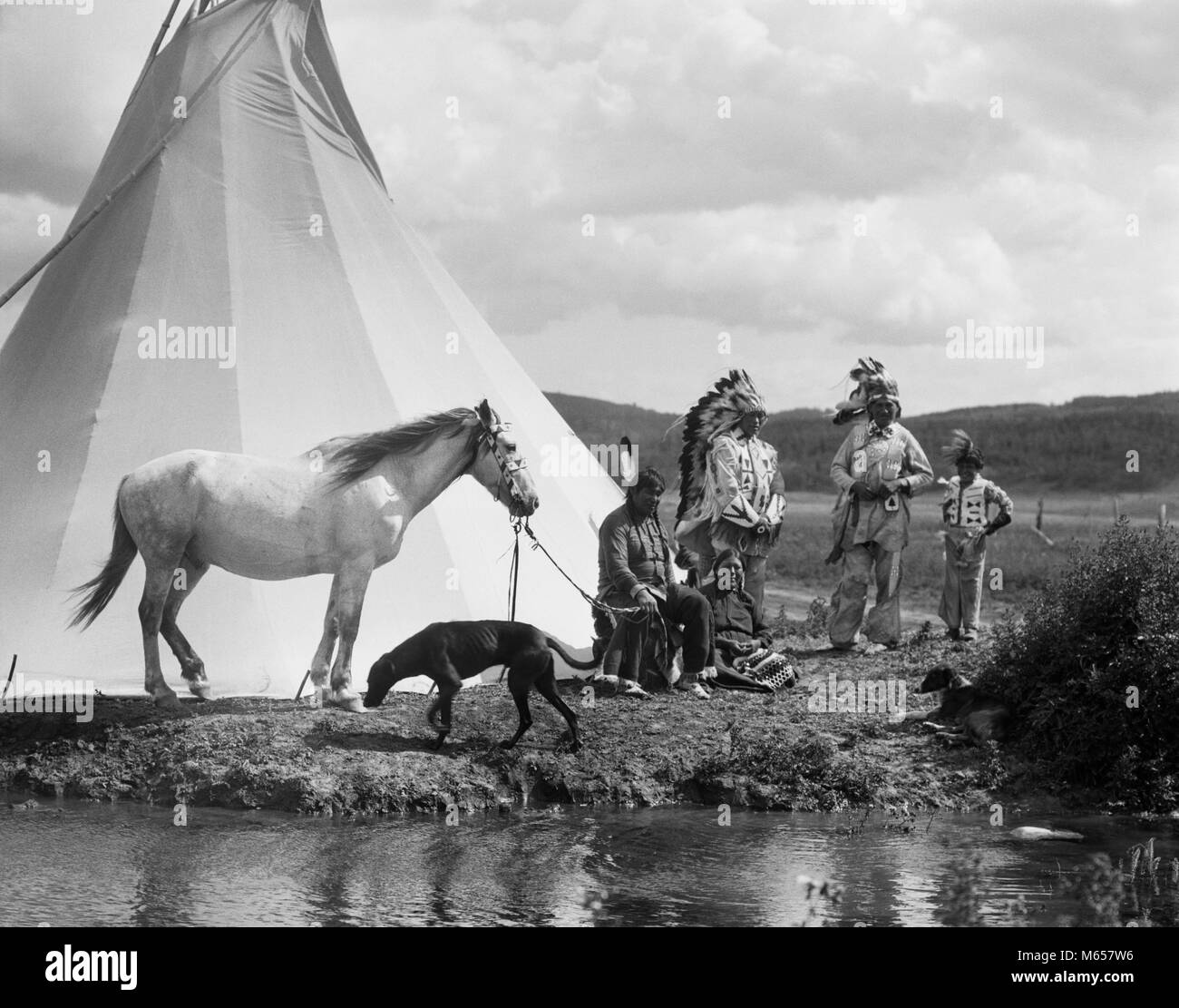 1920 Native American Indian GRUPPE VON TIPI MANN FRAU KIND PFERD HUND  STONEY SIOUX Stamm in der Nähe von Alberta Kanada - ich 965 HAR 001 HARS  FRIEDEN BALANCE SÖHNE LIFESTYLE FÜNF