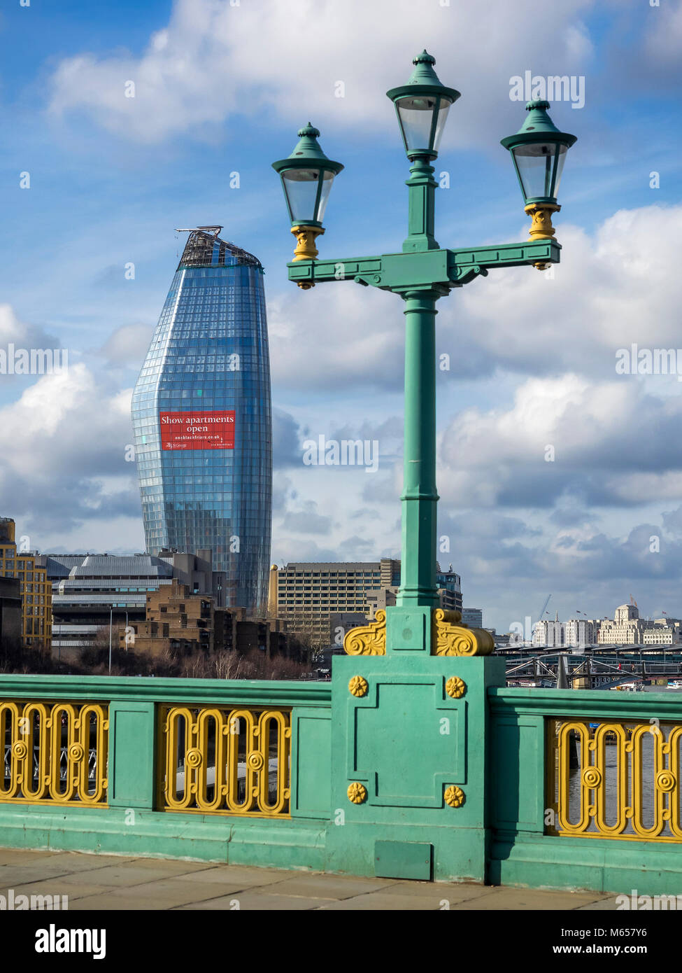 LONDON, Großbritannien - 18. FEBRUAR 2018: Old Street Lantern an der Southwark Bridge im Kontrast zum modernen Tower (eine Blackfriars - bekannt als die Vase) Stockfoto