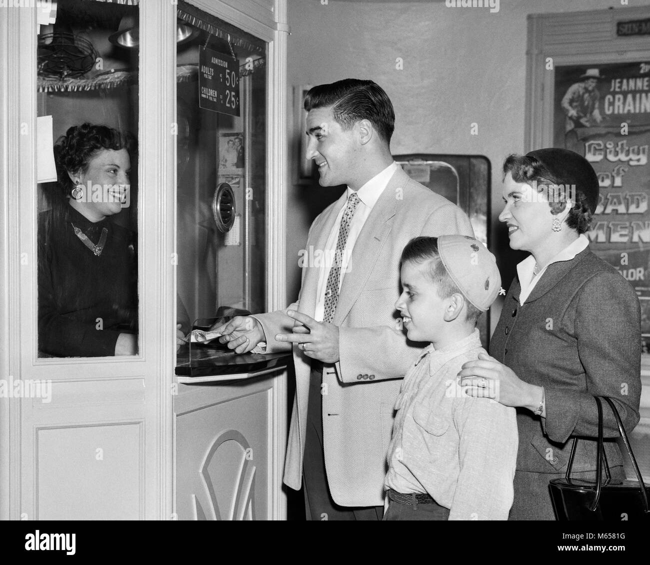 1950 s Familie Mutter Vater JUNGE KAUF EINTRITT IM KINO TICKET BOX OFFICE-j5178DEB001 HARS PAAR STILVOLLE SUBURBAN STÄDTISCHE THEATER MÜTTER ALTE ZEIT KAUFEN ALTE MODE 1 JUGENDLICHEN STIL WILLKOMMEN KOMMUNIKATION KAUKASISCHEN SÖHNE FREUEN FREUDE LIFESTYLE FRAUEN TICKET VERHEIRATET EHEPARTNER EHEMÄNNER HALBE LÄNGE DAMEN UNTERHALTUNG ZAHLEN NOSTALGIE VÄTER MITEINANDER 30-35 JAHRE 7-9 JAHRE FRAUEN GLÜCK FRÖHLICHE FREIZEIT MAMMEN ENTSPANNUNG KUNDENSERVICE WAHL VATIS AUFREGUNG ERHOLUNG EINTRITT LÄCHELT FRÖHLICH FLUCHT KLEINE GRUPPE VON MENSCHEN BOX OFFICE EINKAUF ABEND JUGENDLICHE MÄNNER MITTE - ERWACHSENE Stockfoto