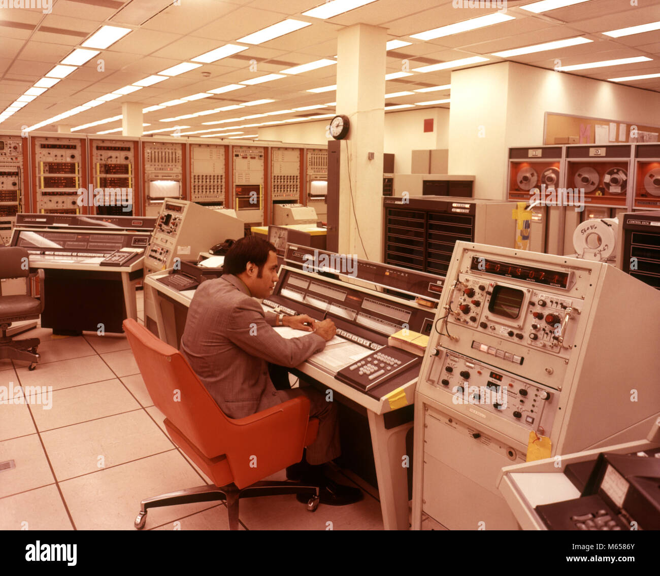 1970 s LATINO MANN BEI DER ARBEIT COMPUTER CONTROL BOARD COMPUTER NASA SPACE EXPLORATION TEXAS USA-ka2743KRU001 HARS KOMMUNIKATION KOPIEREN RAUM IN VOLLER LÄNGE mit halber Länge COMPUTER TECHNIKER ERWACHSEN ZUHAUSE BERUF VERTRAUEN TRANSPORT NOSTALGIE 20-25 Jahre 25-30 JAHRE SKILL NASA BERUF FÄHIGKEITEN MAINFRAME NETWORKING KARRIERE HISPANIC WISSEN MÄCHTIGE FORTSCHRITTE ANLASS RICHTUNG INNOVATION GELEGENHEIT BEHÖRDE VERBINDUNG ELEKTRISCHES GERÄT KOMMUNIZIEREN EXPLORATION High-tech-LATINO MÄNNER PRÄZISION PROGRAMMIERER junger erwachsener Mann berufen ALTMODISCHE PERSONEN TEXAS USA Stockfoto