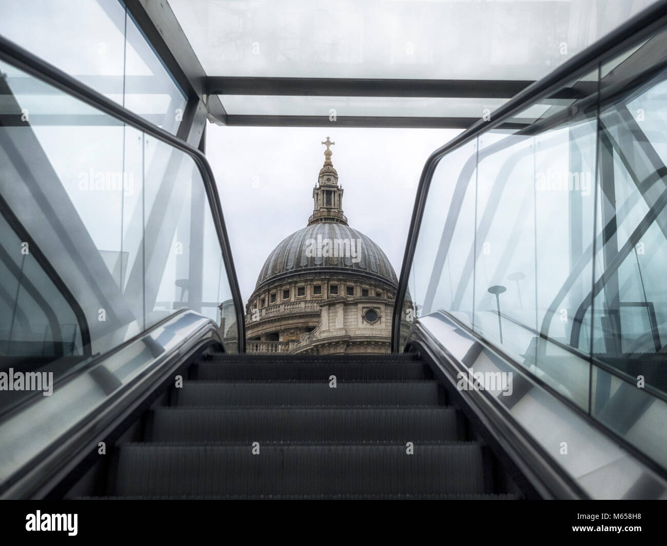 LONDON, Großbritannien - 18. FEBRUAR 2018: Blick auf die Kuppel der St Paul's Cathedral von einer Rolltreppe aus in einem New Change Centre Stockfoto