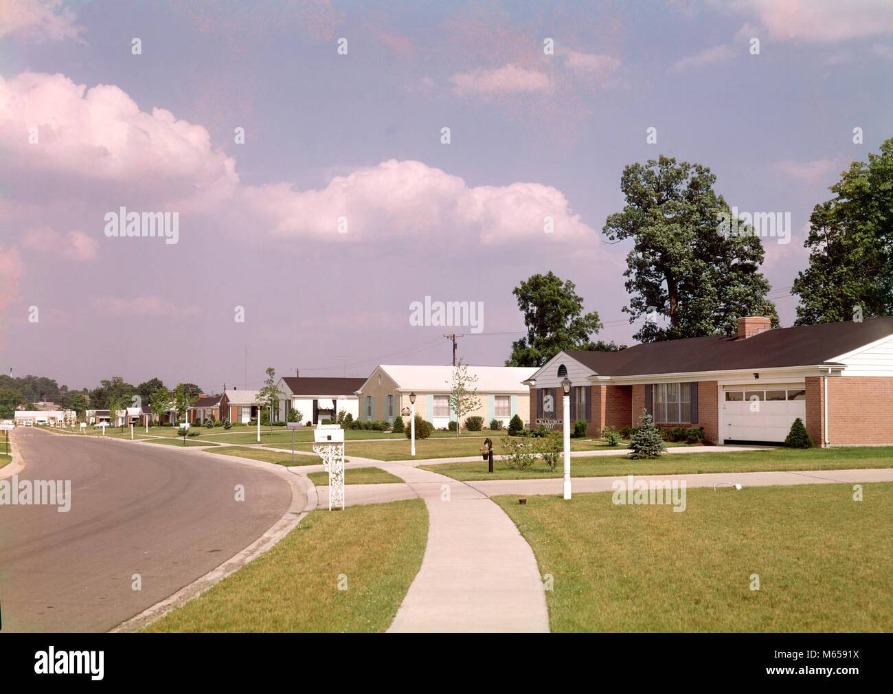 1970 S S Gemeinschaft Ranch Style Hauser Entlang Der Burgersteig Und Strasse Mit Mailboxen Kb 5771 Crs 001 Hars Viehzuchter Stockfotografie Alamy