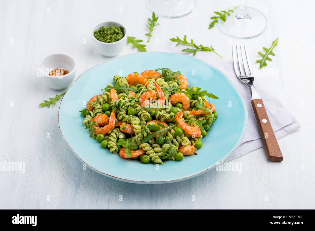 Teller hausgemachte Pasta mit Erbsen, Rucola Pesto und gebratene Garnelen Stockfoto