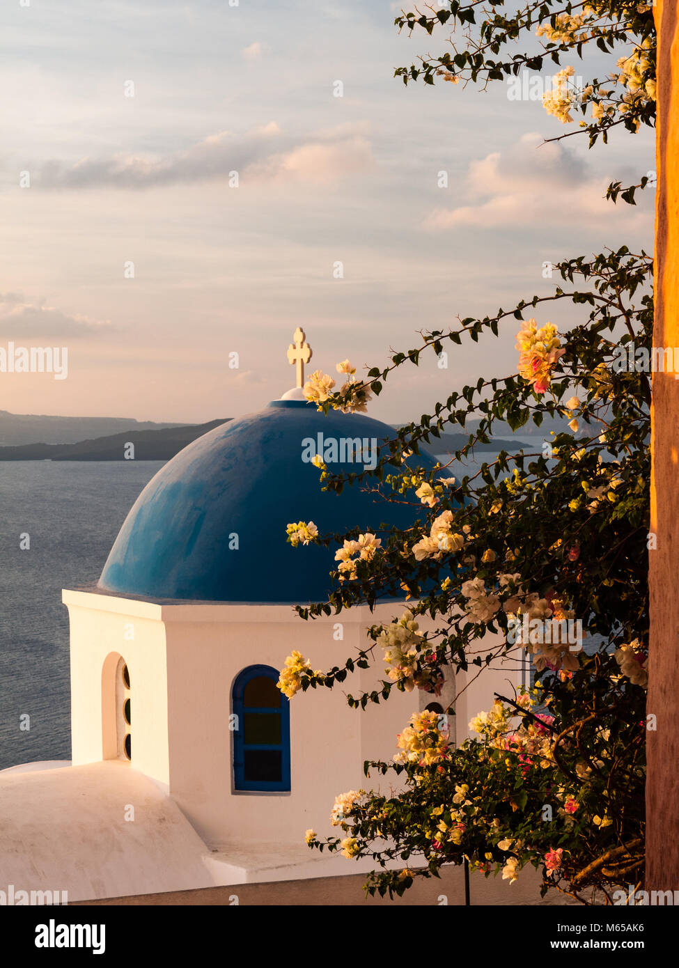 Traditionelle griechische Blue Dome Kirche in Oia, Santorini, Griechische Inseln Stockfoto