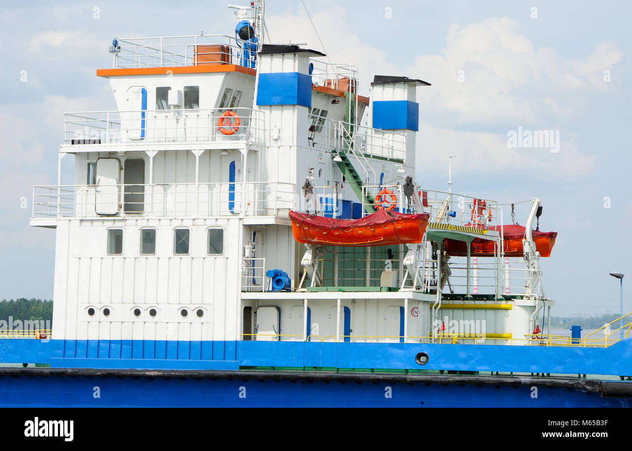 Rettungsboote auf dem Fluss mit der Fähre Stockfoto