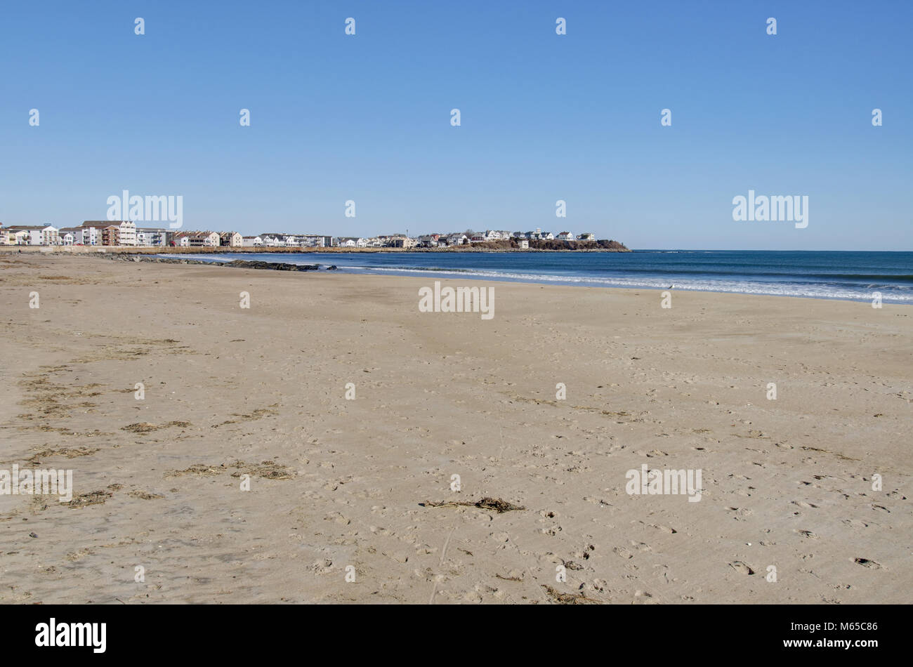 Hampton Beach, New Hampshire mit Meer, Sand und blauer Himmel über der Küste Stockfoto