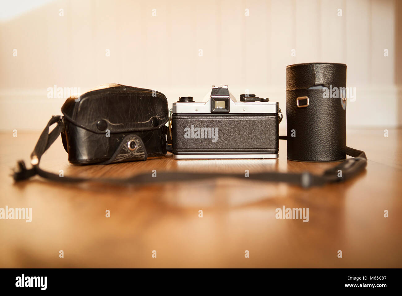 Alte Kamera, Gehäuse und Objektiv. Vintage kamera Ausrüstung, die gut genutzt wurde. Stockfoto