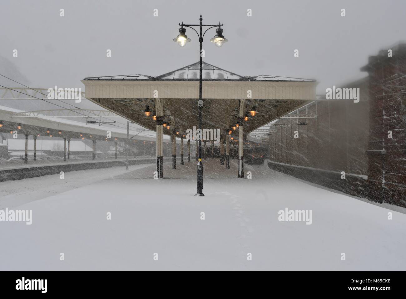Plattformen 1 und 2 an wemyss Bay Station in einem Blizzard Stockfoto