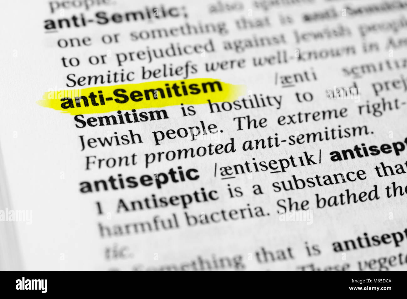 Markierten englische Wort "Antisemitismus" und seine Definition im Wörterbuch. Stockfoto