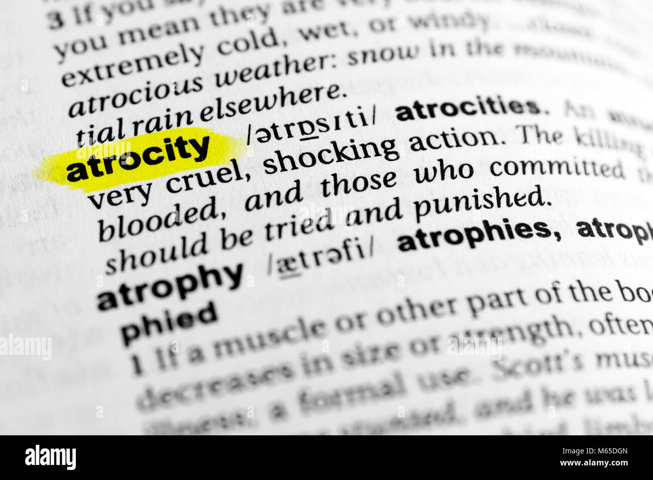 Markierten englische Wort "atrocity" und seine Definition im Wörterbuch. Stockfoto