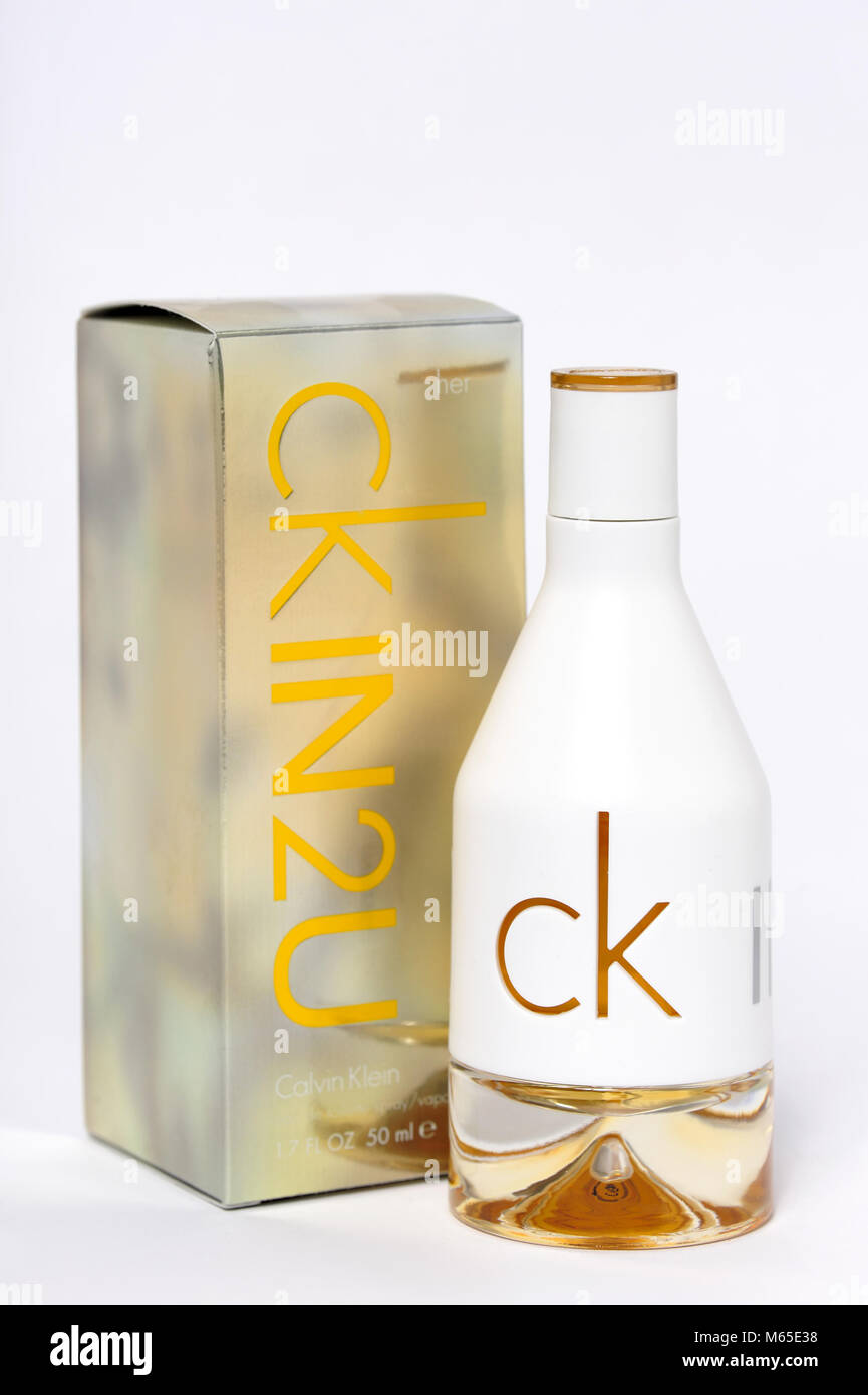 Calvin Klein Parfum, Flasche, Ck, in2u, Duft, Geist, Geruch, Produkt, Parfüm,  Herren Parfüm Flasche, Parfum, Eau de Toilette Stockfotografie - Alamy