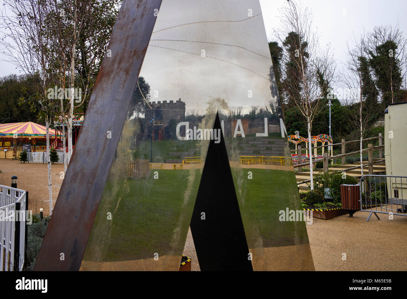 Dreamland in Margate in einem riesigen Buchstaben einer Reflektierten Stockfoto