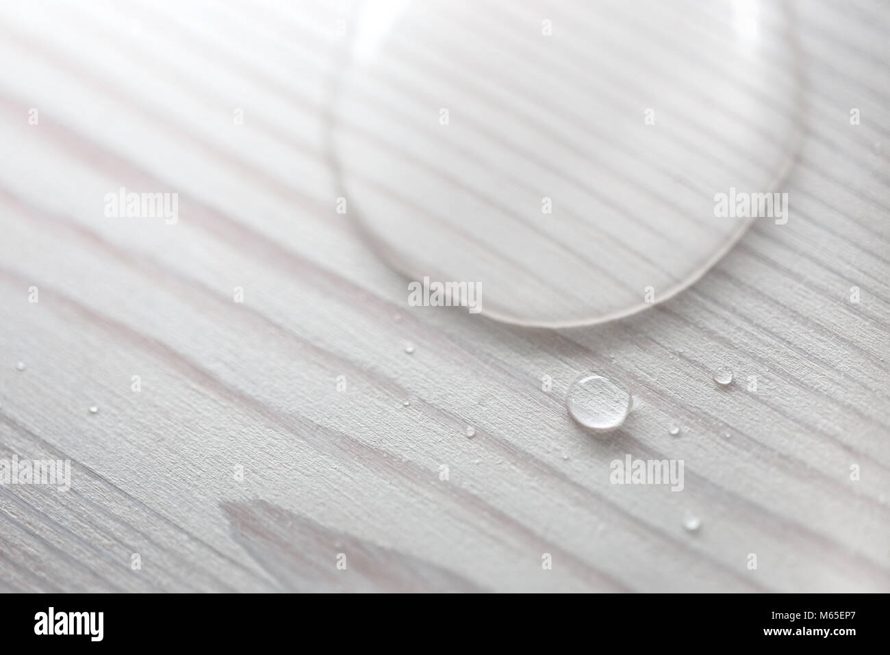 Wassertropfen auf einem weißen Holz- Oberfläche aus Lärchenholz, die durch Öl mit Wachs. Stockfoto